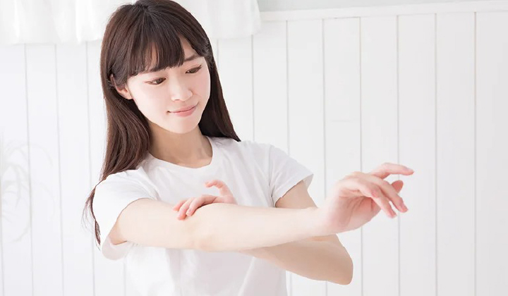 保湿をする女性