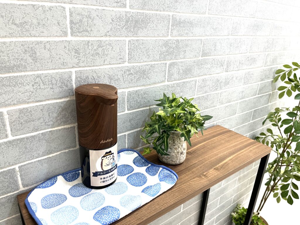 入口にはセンサー式のアルコールスプレーがありますので手指の消毒からお願いします。