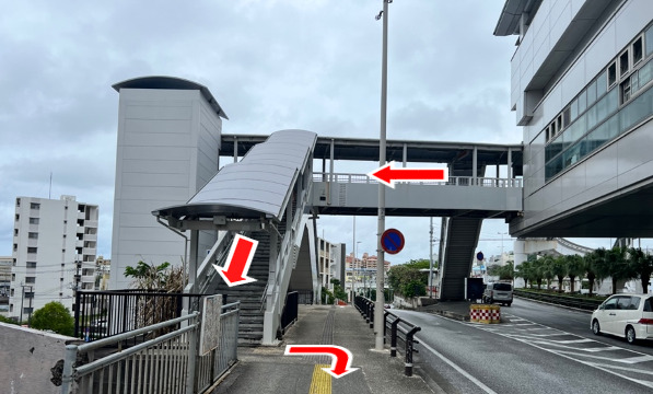 モノレール古島駅で降車し、西側出口から階段を降り南向けに歩きます。