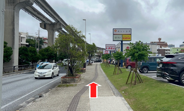 南向きに直進すると、右手にアクロスプラザが見えてきます。
