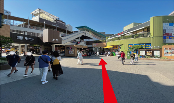 「マツモトキヨシ」の横を通り抜けバスターミナル方面へ進みます