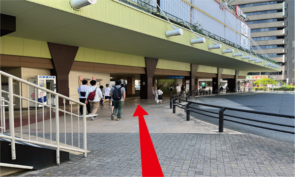 バスターミナルを右手にまっすぐ進みます