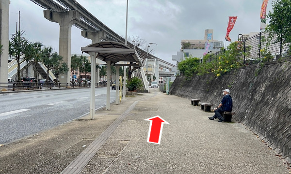直進していると、左手に 興南高校前バス停が 見えてきます。 バス停を左手に直進です。