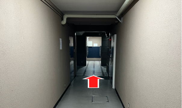 ドアを抜けると少々暗いですが、エレベーターホールまで真っすぐ歩きます。