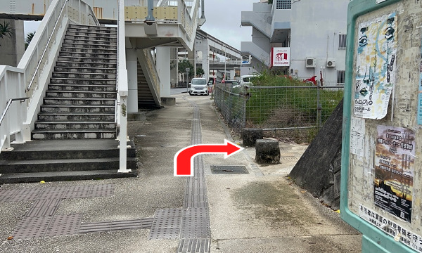 直進していると、高架橋が 見えてきます。 高架橋の右手に右折出来る 道があります。 その道を右折します。