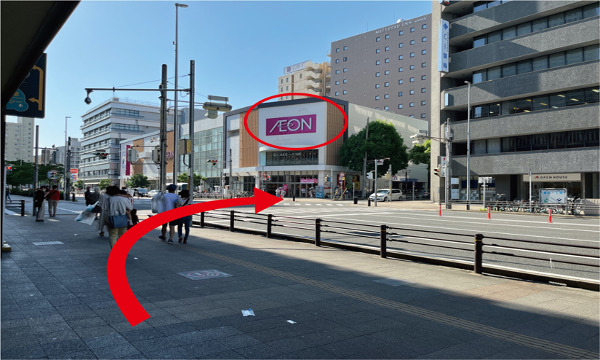 タクシー乗り場を抜けると目の前に「イオン金山店」がありますので目の前のスクランブル信号を「イオン金山店」方向に渡ります