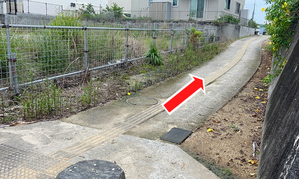 右折後直進します。