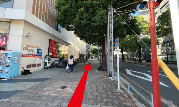 イオン金山店の横をそのまま北に進みます