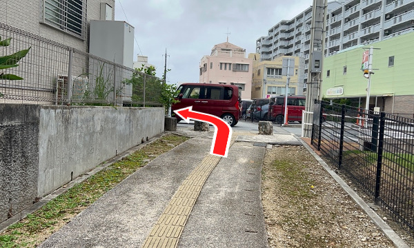 道の終わりを左折します。
