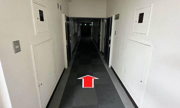 廊下はかなり暗いですが、208号室を目指して真っすぐ進んで下さい。