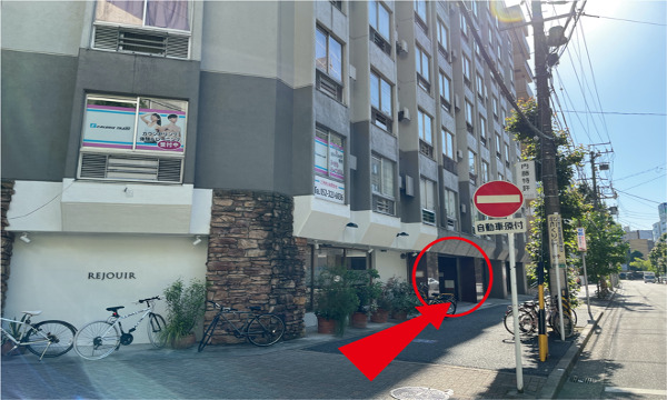 美容室と同じ建物のエントランスが「金山ハイホーム」になります