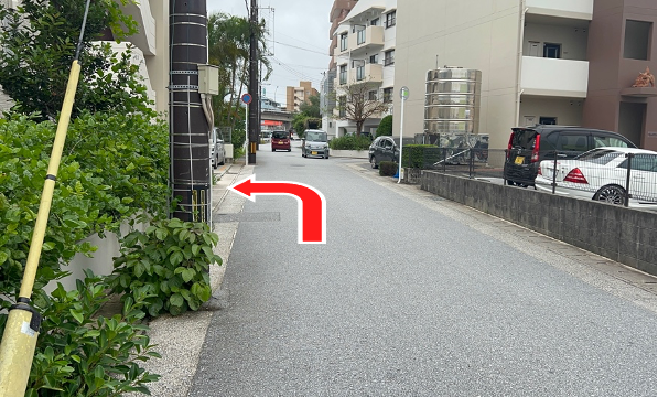 左折後20ⅿほど直進すると サロンが入っている建物が 左手に見えてきます。