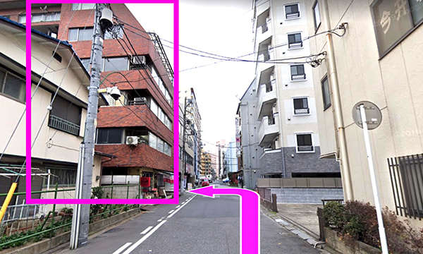 すぐ左手にあるレンガ造りの建物です