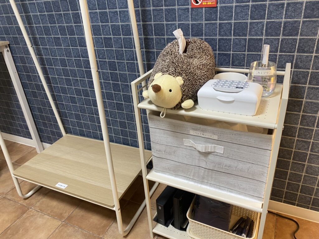 こちらは備品コーナーと荷物置き場です。可愛いハリネズミが見守ってくれます♪(笑)