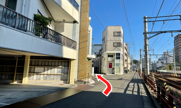 まっすぐ進んで最初の分岐を、左に進みます