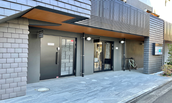 こちらの新築の建物の1階、建物正面向かって左側がハイジ新静岡駅前店です