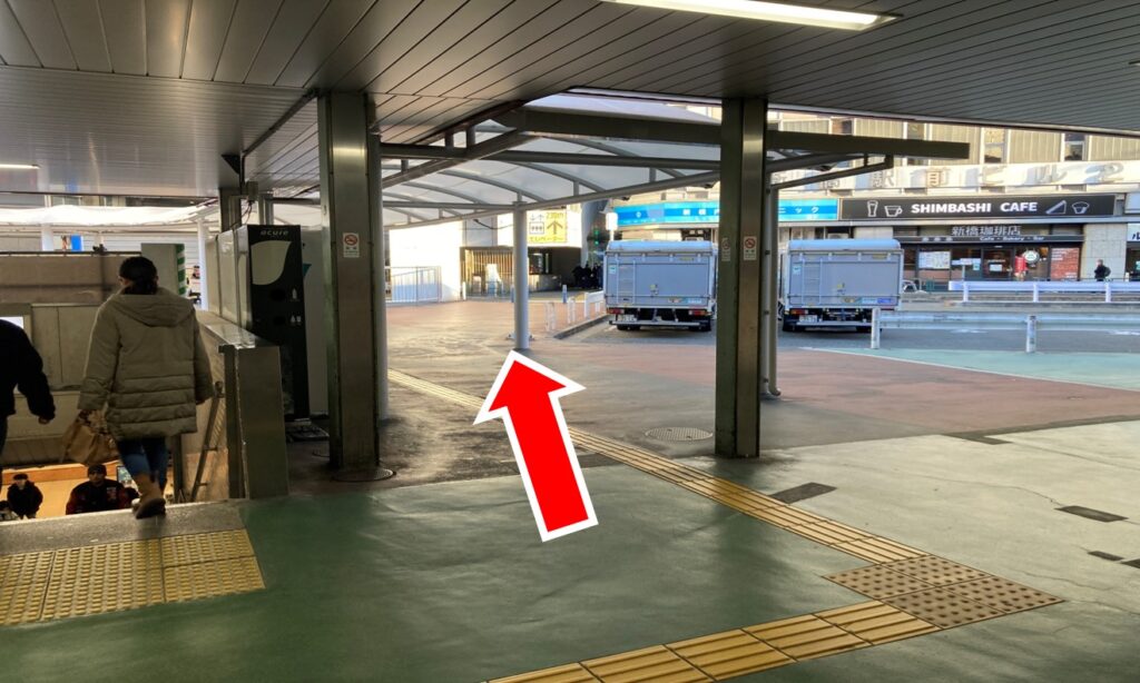 地下鉄駅への階段の右脇を直進します。
