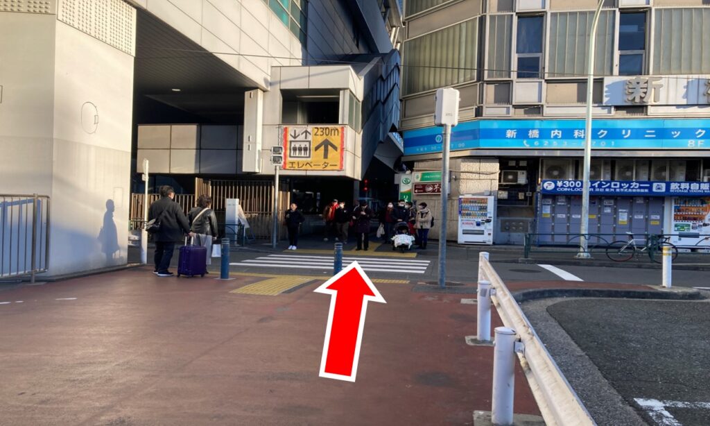 横断歩道を渡りさらに直進します。