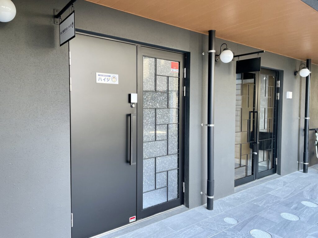 店舗外観です、ガラス面は外から見えないようになっております