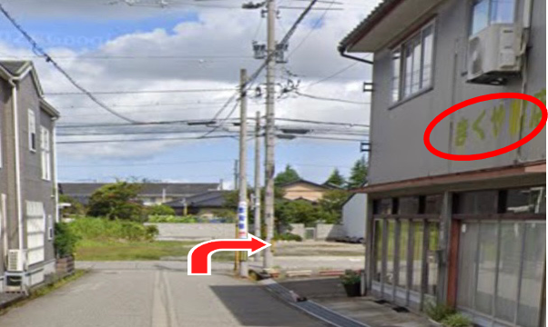 右手にきくや書店が見えてくると右折します