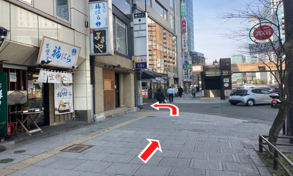 進行方向に30秒ほど歩いていただき最初の角を左へ