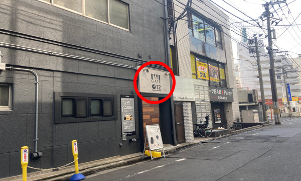 曲がったらすぐ左手が入口です。階段で４Fまでお上がり下さい。