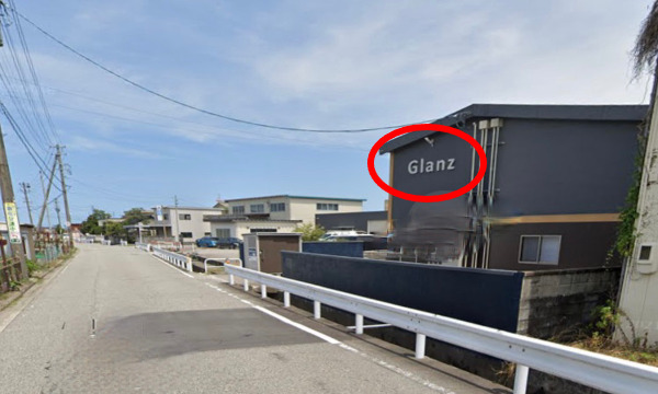 タイヨーネオを過ぎると右手にアパート「グランツ」が見えてきまして、こちらの建物の112号室がハイジ富山新庄店です