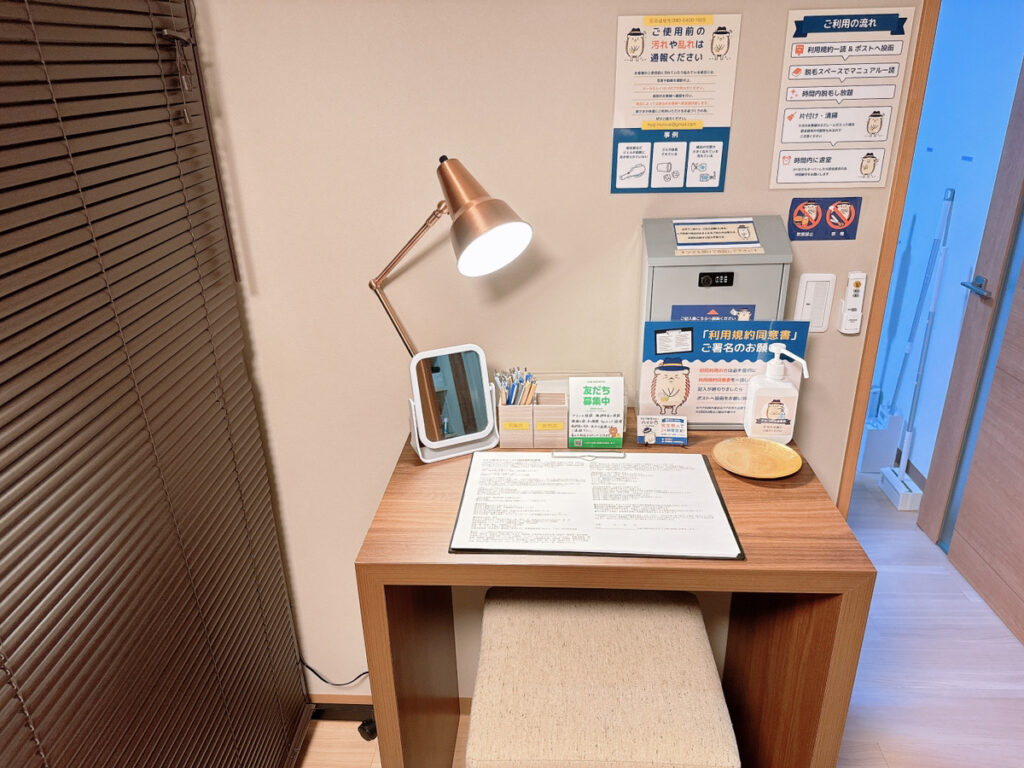 手を消毒後、初めての方は同意書にご記入し投函してください。