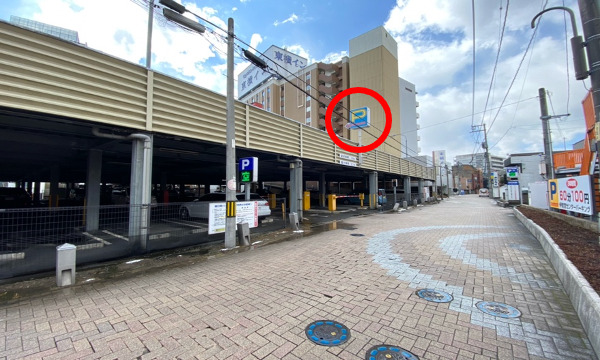 反対側には朝日町パーキング裏側の入口があります