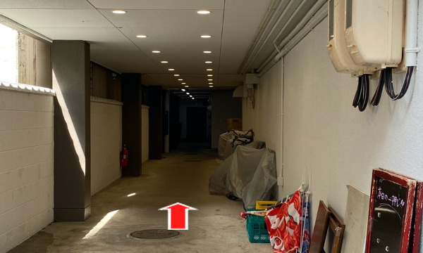 たかの屋さんの左手側の通路の1番奥が店舗の102号室です