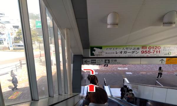 エスカレーターを降りて左へ向かいます
