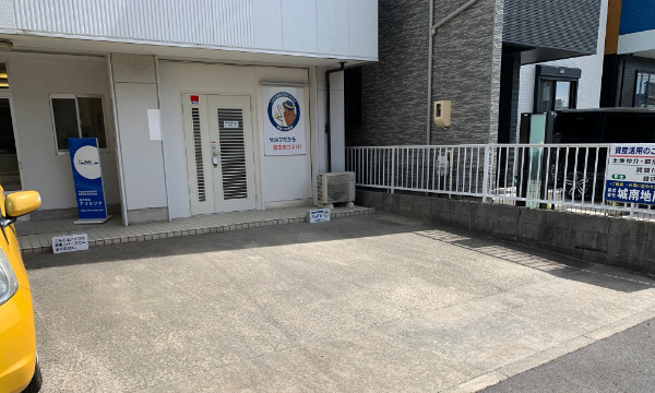 目の前に駐車場のある店舗になります。