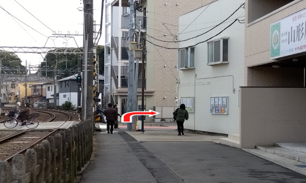 踏切があるところで右に曲がり、しばらくまっすぐ進みます