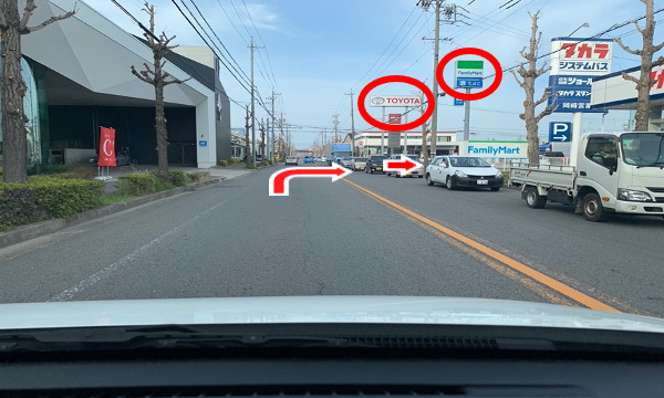 信号曲がって200ｍ位先、ファミリーマートと愛知TOYOTAの間の道を右折します。（左手のベンツが目印です）