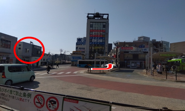 左前方にある交番（ＫＯＢＡＮ）前を通過しマクドナルドの手前の道に入ります