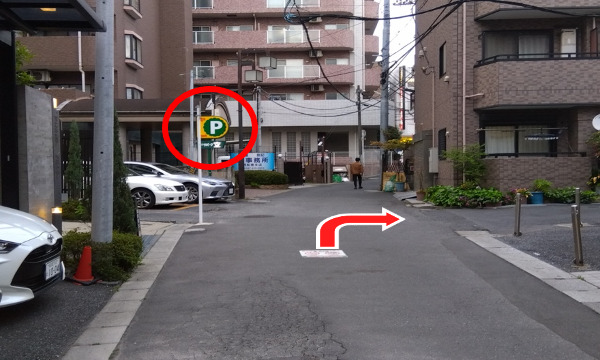 北に向かって「三井のリパーク」のちょっと手前を右折すると直ぐに「トミーパーキング」があります