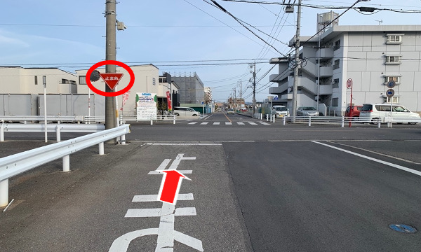 直進止まれの交差点をさらに直進します。