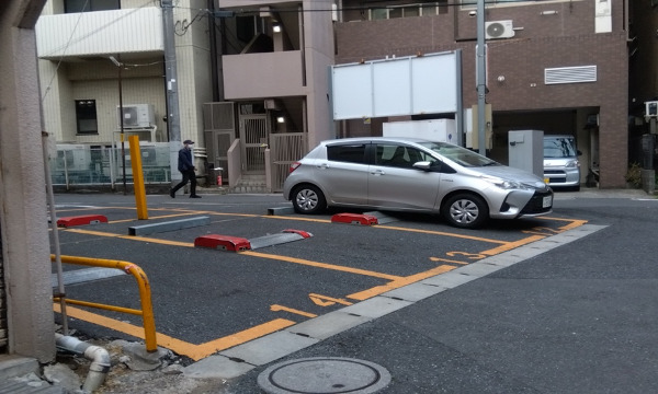 トミーパーキングです。他にも徒歩５～６分圏内にたくさんの時間貸し駐車場がございます