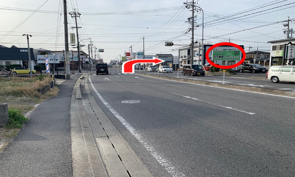 最初の信号交差点（和田橋西）を右折します。ＪＩコンサルティングの看板が目印です。