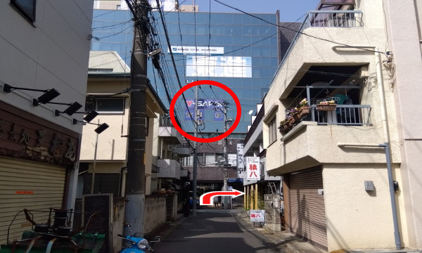正面のビル（壁にＳＡＰＩＸと東進の表示が見える）に突き当たったところで右に曲がります