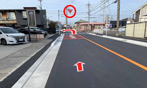 直進して止まれの交差点を左折します。（右手にAGENT JAPANさまがある交差点です）