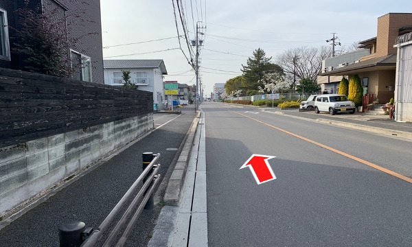 右手に城南小学校が見えてきますのでそのまま直進します。