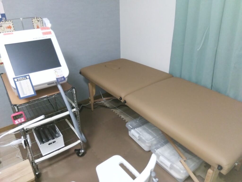 脱毛器は業務用ですが操作は簡単です！ベッドは手の届かないところを2人で施術し合う場合にご利用ください