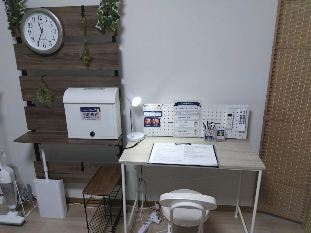 利用規約同意書は確認後サインをして左のポストへ。部屋の明るさと温度はお好みで調節ください