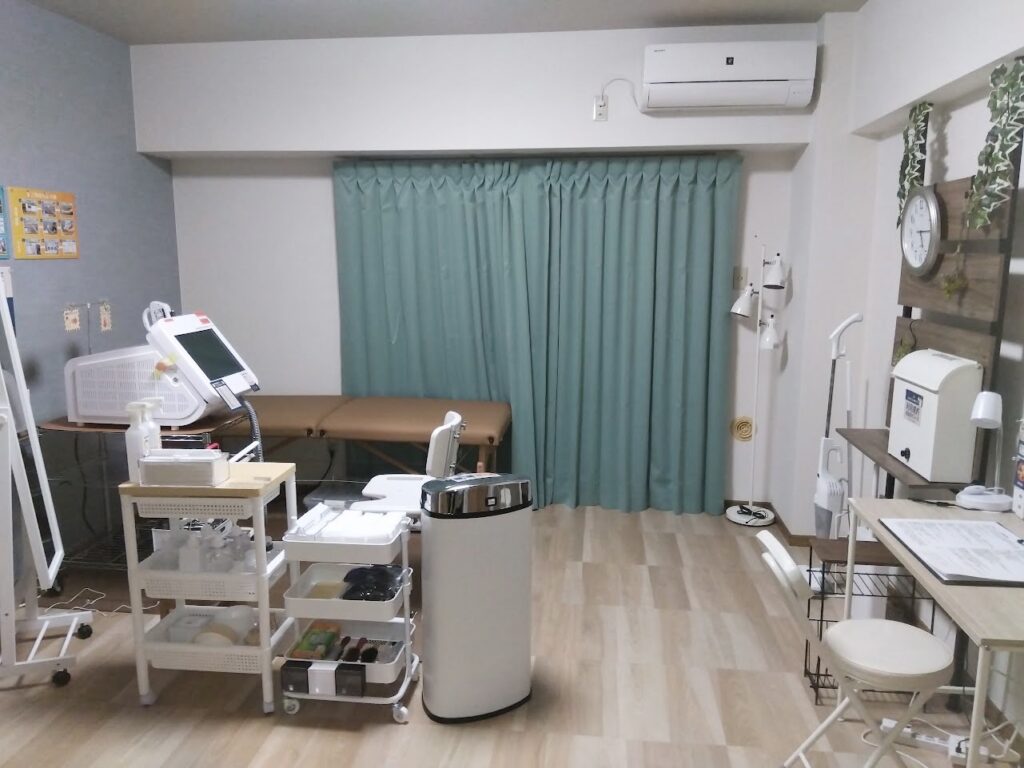 室内は天井が高く、ゆったりとした空間になっております♪