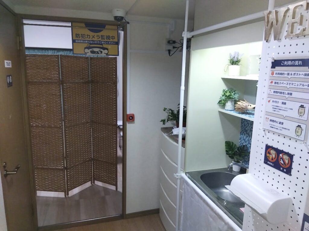 入店後は手指の消毒をお願いします。セコムの防犯カメラは施術スペース側は映らないのでご安心ください