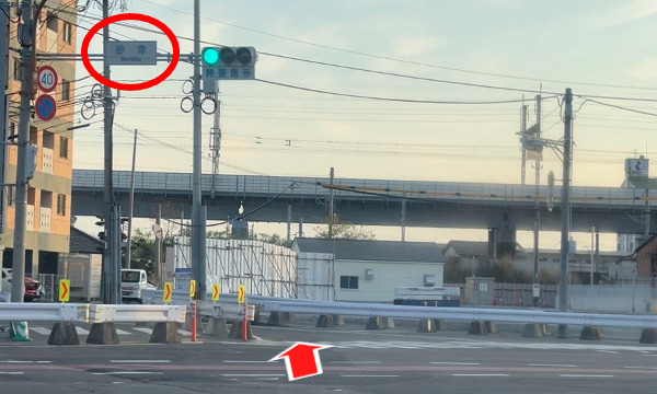 砂津交差点を直進します。