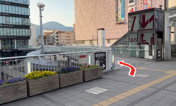 中央のエレベーターを目印に左に曲がります。