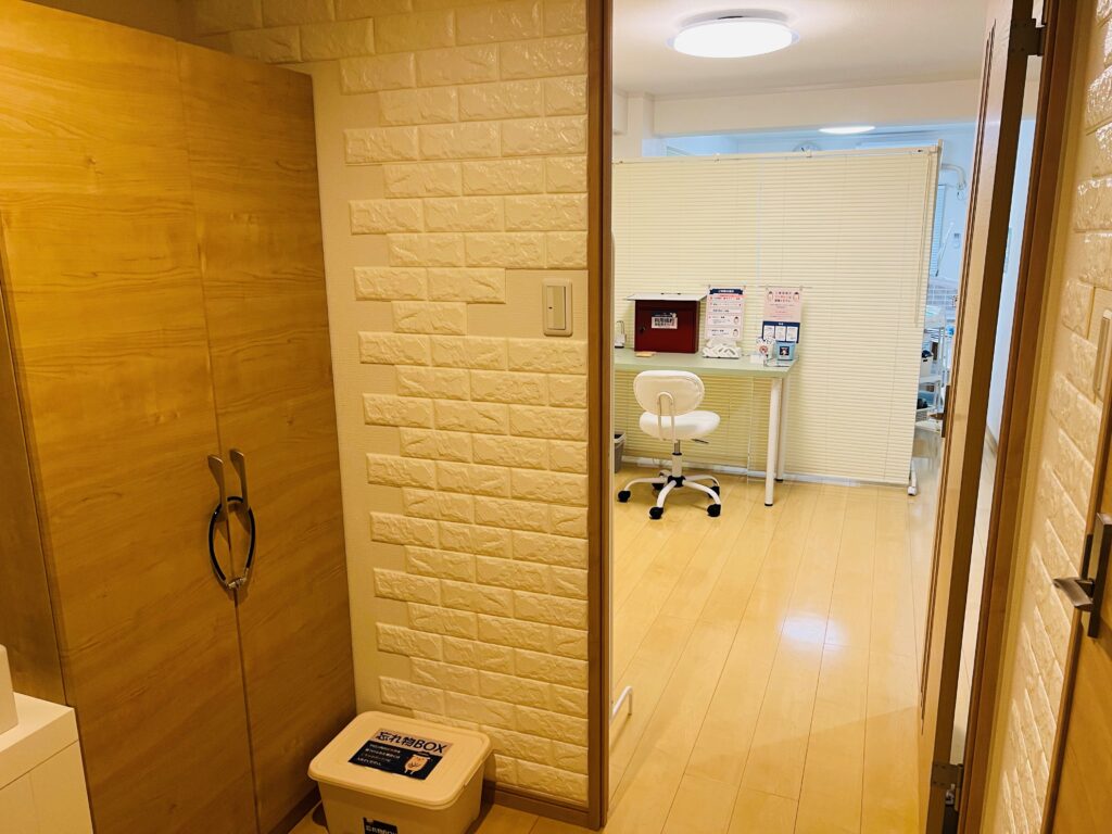 ドアを開けて中にお入りください。