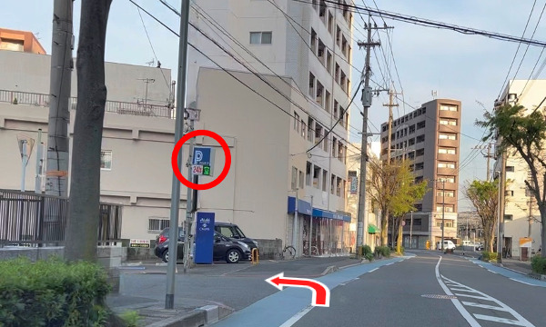 左手のPマークを確認して、左折します。